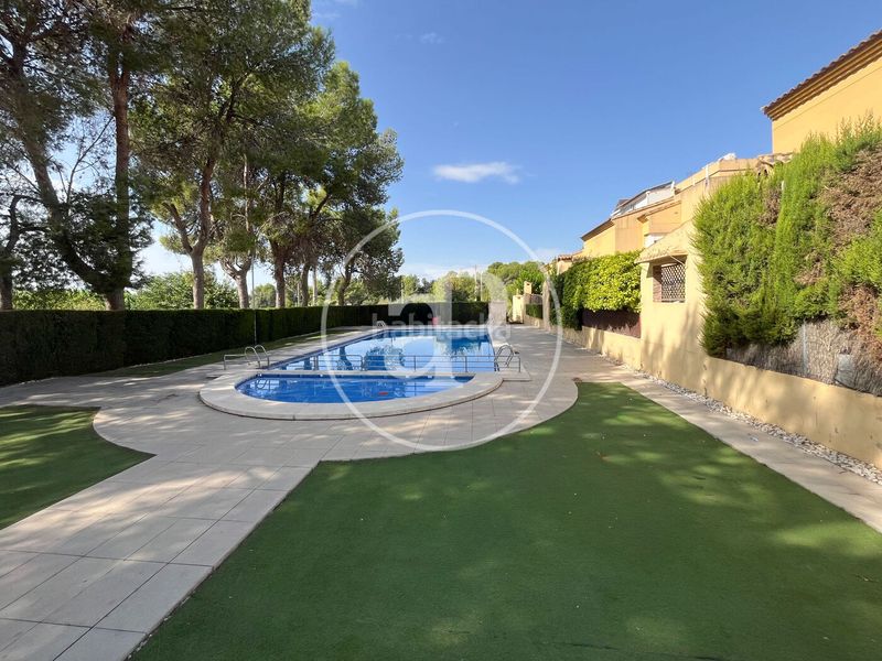 Foto bcbdf2a1-e39e-4979-b1f0-9c81e43b11c1. Casa aparellada amb calefacció aparcament piscina a Godelleta