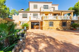 Casa a Centro-El Castillo. Chalet independiente en venta cerca de los monasterios y alfinac