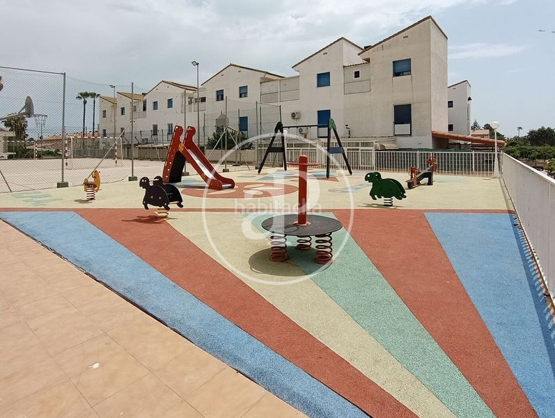 Foto 144a71b6-1e5a-4d81-9ced-ca80d25b0809. Casa adossada amb aparcament piscina a Playa-Ben Afeli Almazora / Almassora