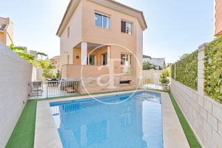Casa in Mareny Blau. Casa independiente en venta con piscina en mareny blau
