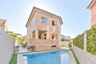 Casa a Mareny Blau. Casa independiente en venta con piscina en mareny blau
