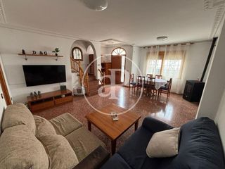 Casa adossada a Centro. Chalet adosado en venta en chiva
