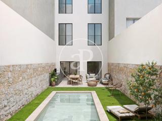 Exclusiva vivienda en planta baja con jardín y piscina privada en Poblenou