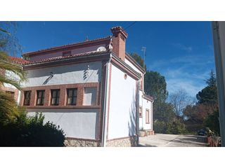 Country house  Poligono camí dels aques. Chalet rustico visitas a partir de mayo