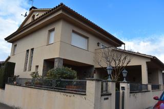 House in Can Illa. Casa a tres vents per vendre
