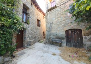 Casa  Carrer baró d'eroles. T’imagines viure en un autèntic castell medieval?