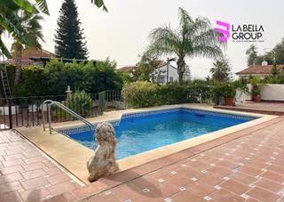 Chalet  Calle oloroso. Amplia casa con piscina en el lagar – alhaurín de la torre