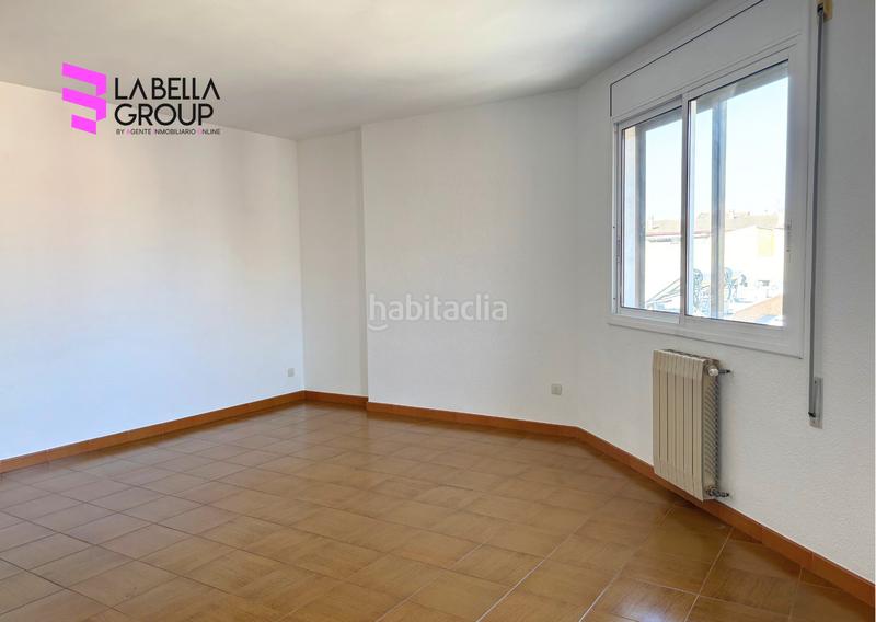 Foto f638dc87-a7c1-4191-ba16-118872619847. Piso amplio piso de 4 habitaciones en el barrio de los poetas, en Reus