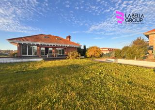 Chalet  Calle de navajeda. Exclusiva finca con vivienda de lujo y local polivalente en soto