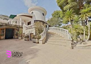 Chalet  Partida colegials. Villa rústico-mediterránea con piscina en loma bada – petrer (al