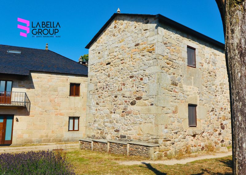Foto cd97e58a-ba41-4fe7-b575-e1ed217338a8. Edifici a Friol