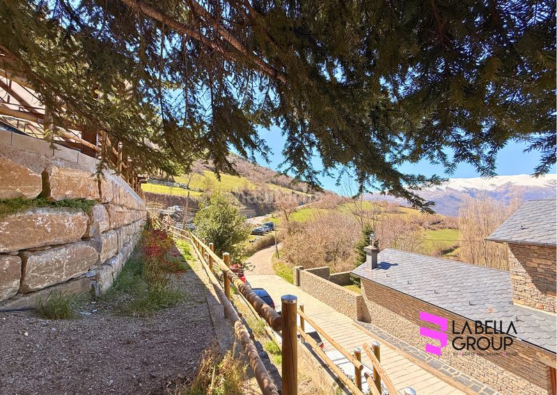 Foto 670bacee-2f6e-4390-9a52-7d23bf6f7e4d. Casa amb xemeneia calefacció aparcament a Rialp