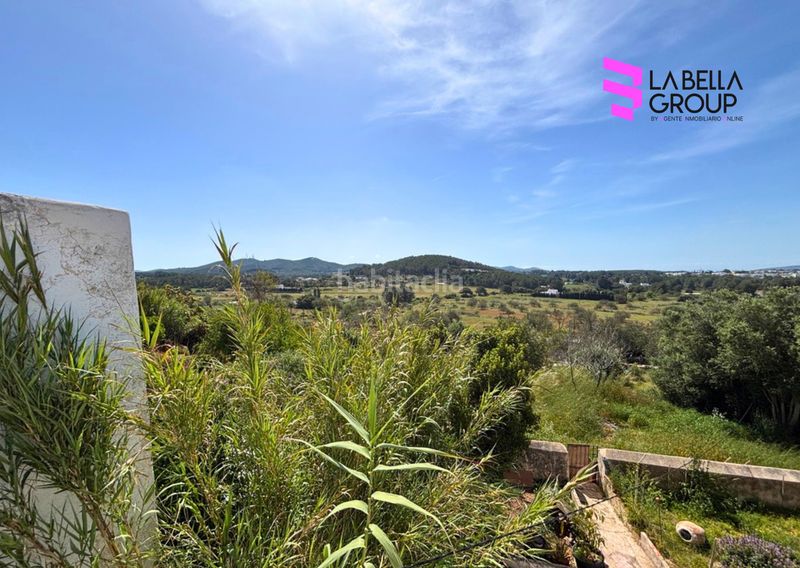 Foto db4a2c02-841d-49ca-bf75-d62ab361946d. Masia amb xemeneia aparcament a Santa Gertrudis Santa Eulària