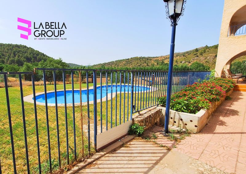 Foto 0bf2ee58-5950-4489-b7cb-1fd2955aa86b. Xalet amb xemeneia aparcament piscina a Casas de Lázaro