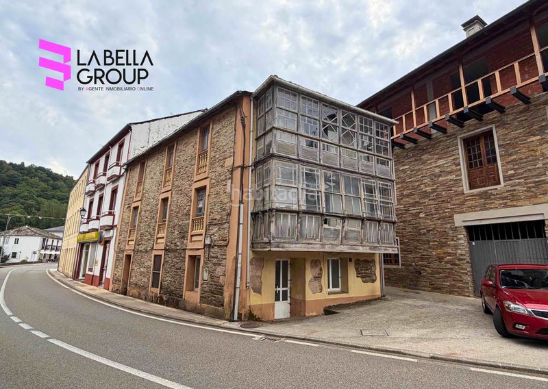 Foto f9fa63dd-9925-4d3a-ac1a-8d82fbca623e. Edificio in Samos