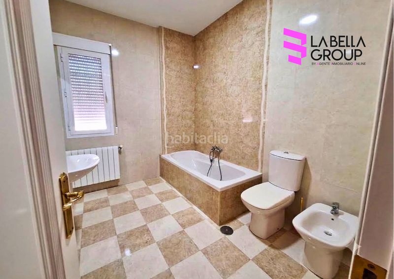 Foto 37a3c0f1-5e6d-4206-9f29-3b13e0bc4295. Casa aparellada amb xemeneia calefacció aparcament a Jódar