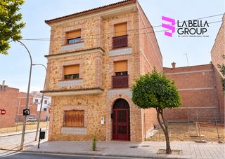 Casa  Avenida de españa. Casa de 477 m² con 5 dormitorios, garaje y terrazas en mengíbar