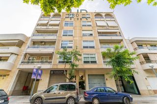 Pis  Generalitat. Piso de 4 habitaciones con dos balcones, parking y trastero