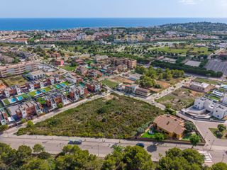 Finca r�stica  Rosa sensat. Espectacular parcela  de 2400 m2 en roda de bar�  vistas al mar