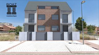 Casa aparellada a Calle de la cruz roja 40. ¡boaz inmoboutique vende chalets de obra nueva en fuenlabrada!