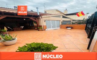 Maison jumelée  Avenida manuel de torres. Espacioso chalet pareado con patio interior y garaje en una de l