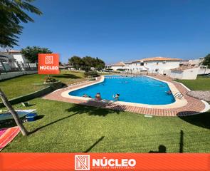 Maison jumelée à Urbanización lago jardín 2 m5 20. Chalet pareado con parcela soleada, terrazas y piscina de ensueñ