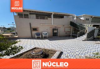 Maison jumelée à Urbanización lago jardín 2 m5 20. Chalet pareado con parcela soleada, terrazas y piscina de ensueñ