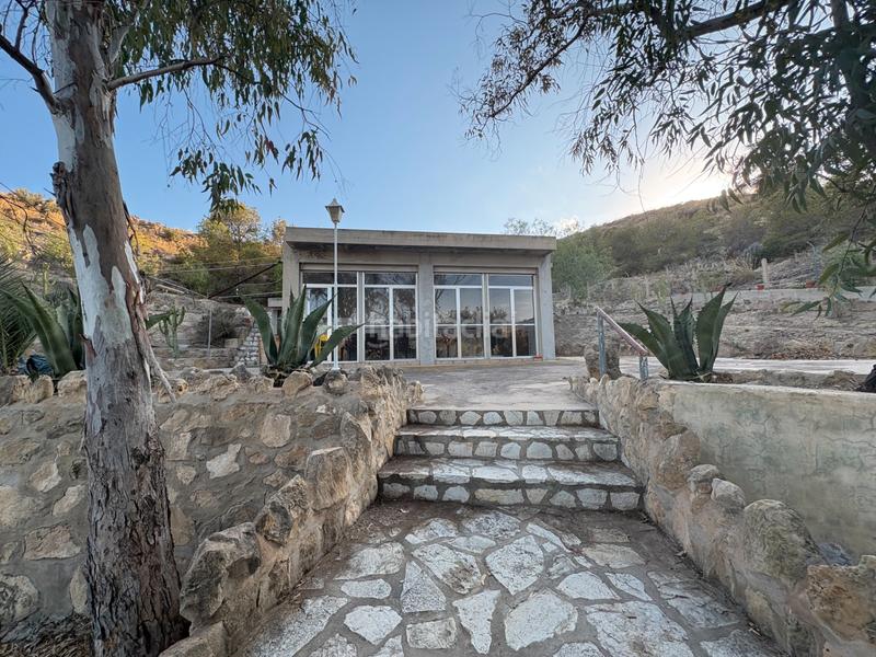 Foto 2f4f20be-25c3-45da-be74-612d830c99ab. Lloguer xalet amb xemeneia aparcament piscina a Peña de las Águilas Elche / Elx