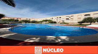 Piso  Calle santomera 19. Acogedor apartamento con jardín  y piscina comunitaria, cerca de