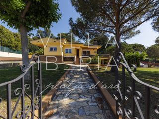 Casa a Urbanitzacions del Nord. Acogedor chalet en sant miquel daro