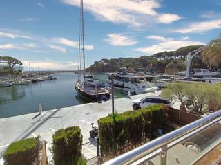 Casa a Calle punta prima 3. Propiedad exclusiva en el puerto de platja daro