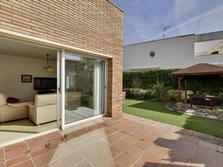Casa a Calle jordi verrie i faget 26. Confortable casa adosada en zona residencial urbana tranquila
