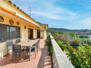 Casa a Calle selva 117. Fantástica villa con bonitas vistas al mar y al pueblo de calong