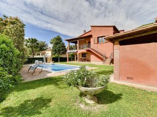 Casa  N/a. Impecable chalet de estilo rústico con piscina