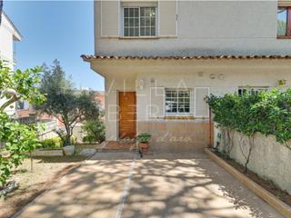 Casa  Calle josep m gironella. Acogedora casa adosada muy bien situada