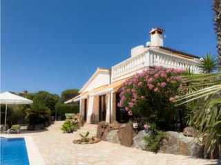 Casa  N/a. Encantadora villa con piscina y vistas espectaculares
