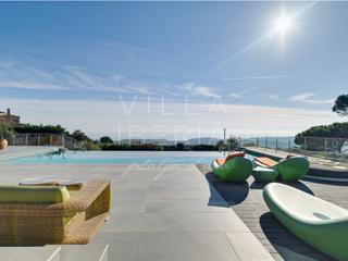 Maison à Avenida vallbanera 41. Magnífica casa en venta con vistas despejadas al mar, montañas y
