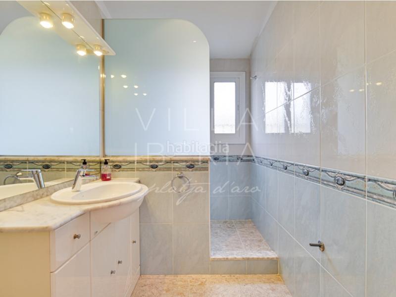 Foto c1eac8b0-f116-40f3-9f1a-6edcd5274eef. Casa en calle sud 3 encantador chalet completamente reformado en Calonge