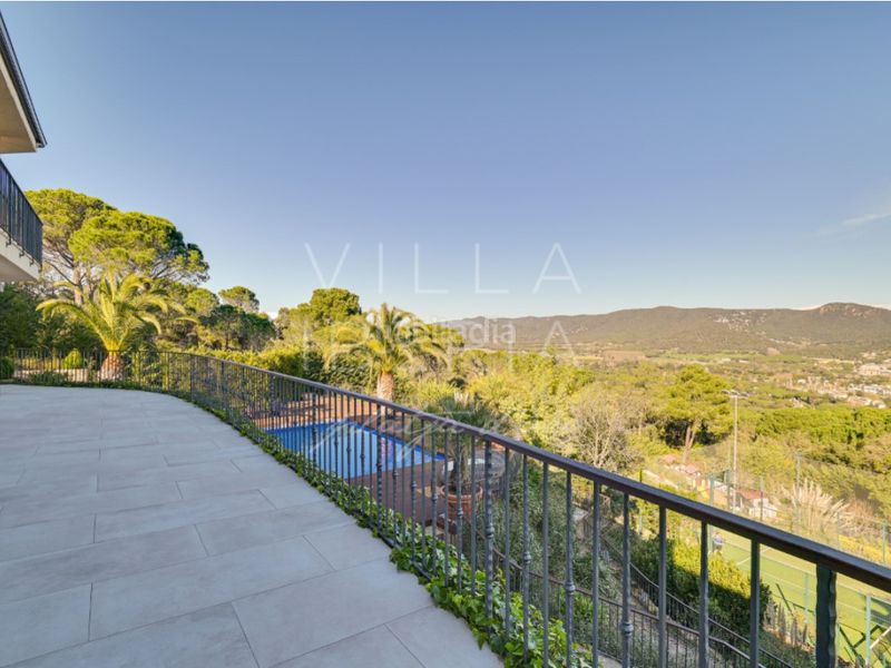 Foto 42f9d3d8-4e84-45af-869c-f5854f41b1d7. Casa en calle hubert burrus 407 villa exclusiva con pista de tenis en el golf de santa cristina daro en Santa Cristina d´Aro