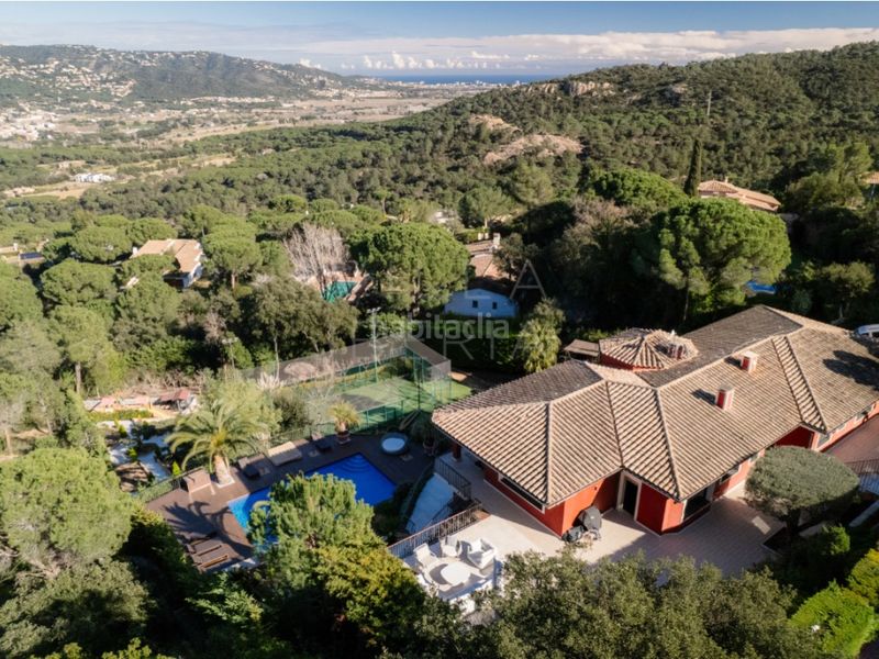 Foto c95e286a-b0f7-4372-9e66-b7cbb917ec9d. Casa en calle hubert burrus 407 villa exclusiva con pista de tenis en el golf de santa cristina daro en Santa Cristina d´Aro