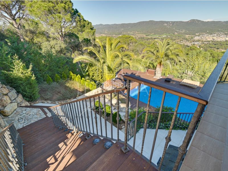 Foto dd13ac58-8e37-4e9d-84a9-8f59f66c2763. Casa en calle hubert burrus 407 villa exclusiva con pista de tenis en el golf de santa cristina daro en Santa Cristina d´Aro