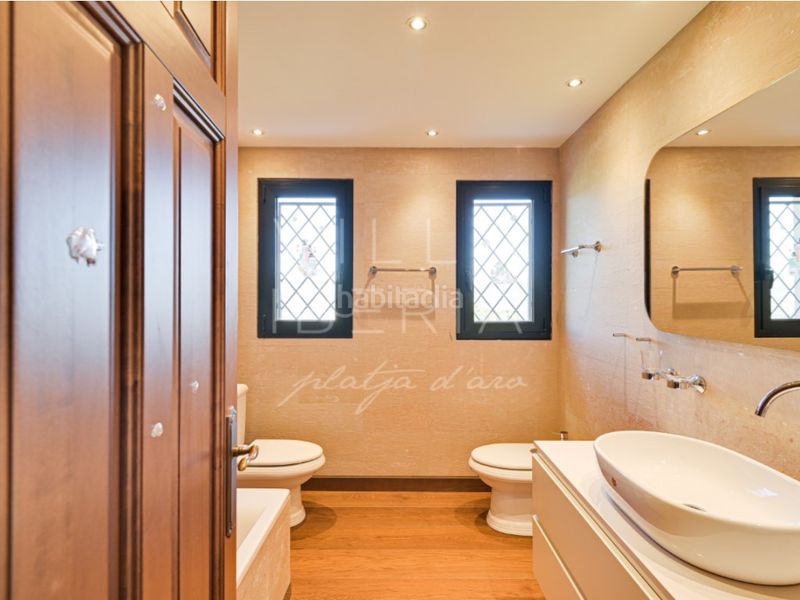 Foto fa1f9bd9-f0e1-482f-947a-3c2a951d8218. Casa en calle hubert burrus 407 villa exclusiva con pista de tenis en el golf de santa cristina daro en Santa Cristina d´Aro