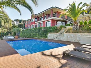 Casa a Calle hubert burrus 407. Villa exclusiva con pista de tenis en el golf de santa cristina