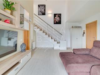 Apartament a Avenida platja 104. Amplio y luminoso piso dúplex en zona residencial