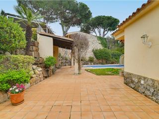 Casa a Avenida politur 42. Amplio chalet con jardín y piscina en ubicación excelente