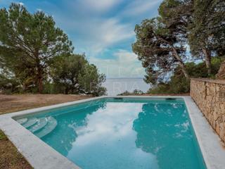 Casa en Calle can pey 9. Exclusiva villa con vistas panorámicas al mar en punta brava