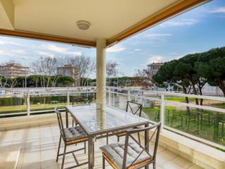 Apartament a Carretera mar i llum 8. Amplio piso con vistas despejadas en puerto náutico