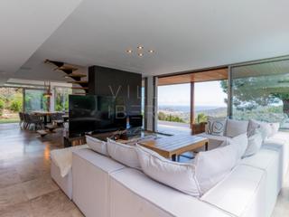 Casa a N/a. Elegante villa con vistas al mar, piscina y ascensor en casa nov