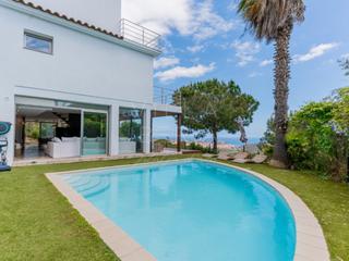Casa a N/a. Elegante villa con vistas al mar, piscina y ascensor en casa nov