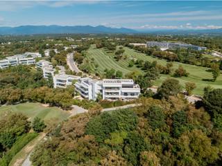 Casa a Calle creu petita 4. Bajo dúplex con jardín privado y vistas al golf en pga camiral
